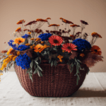 Cómo decorar una cesta de mimbre con flores secas: centro de mesa paso a paso